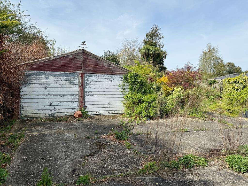 Lot: 146 - DETACHED BUNGALOW WITH POTENTIAL IN POPULAR LOCATION - Double garage 1